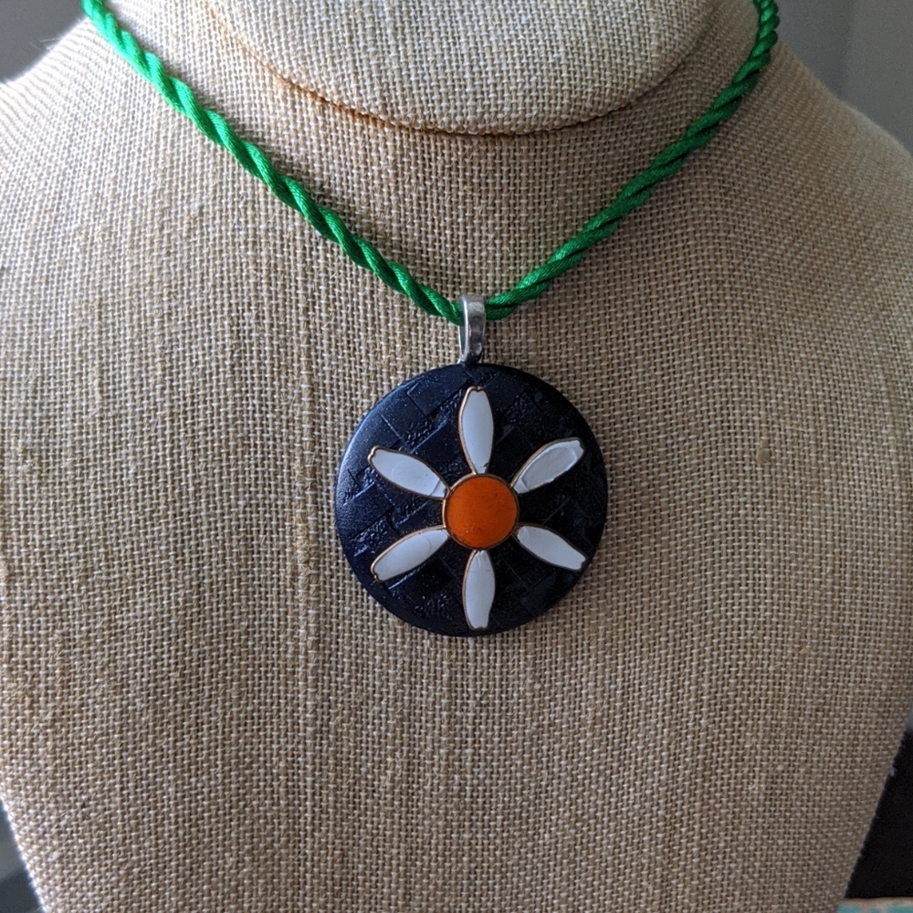 WHIMSY HOUSE I NWT Upcycled Vintage Wood Button & Enameled Metal Daisy Necklace - Picture 7 of 11